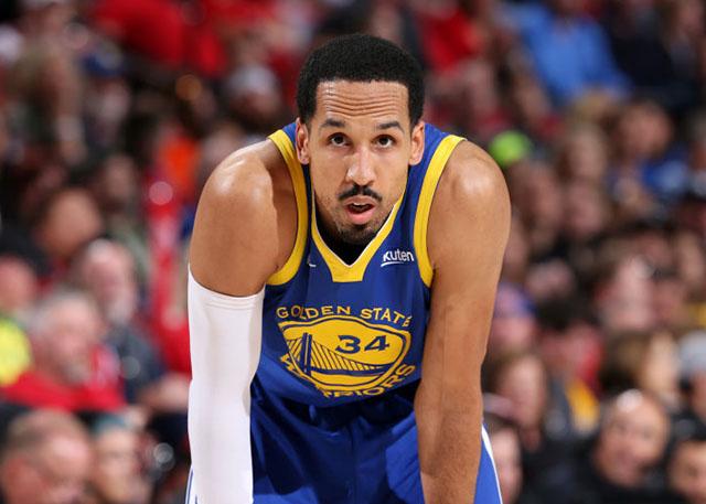  Struggling with a knee injury, Livingston is considering retirement at the end of the season